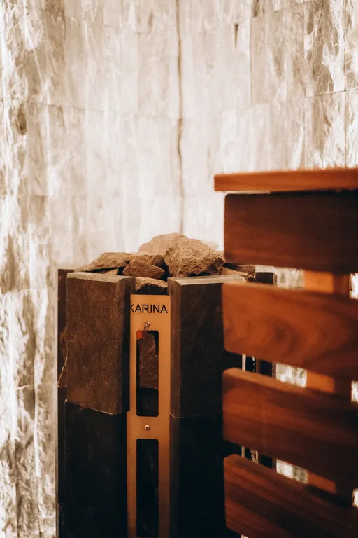 Дача с красными карпами с баней и чаном