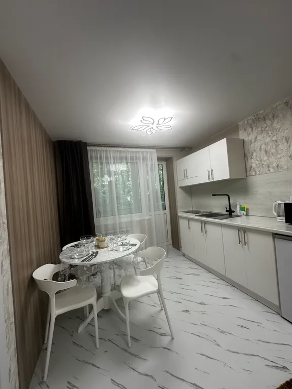 Возле бювета с минеральной водой