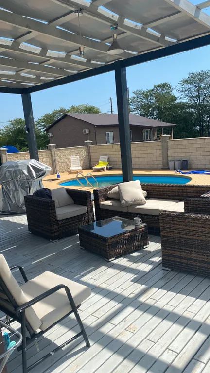 Дом с бассейном у моря