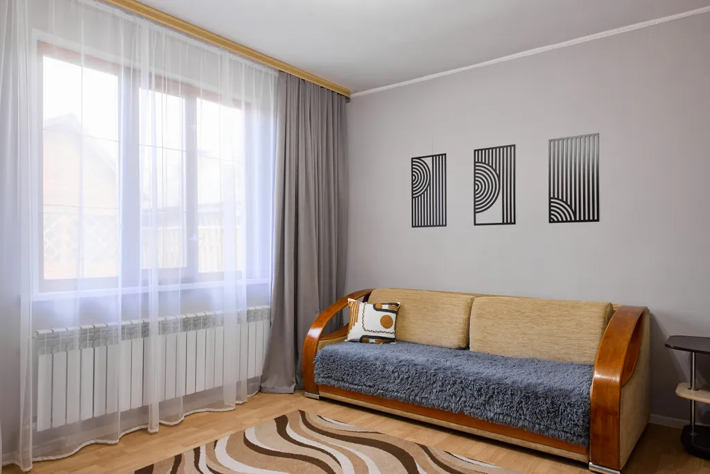 Дом с видом на монастырь