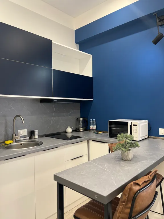 Студия с одной большой кроватью и видом на город