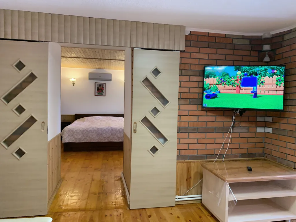 Коттедж Добротный кирпичный дом со своим двором в усадьбе Можжевеловый дворик — Айвовое