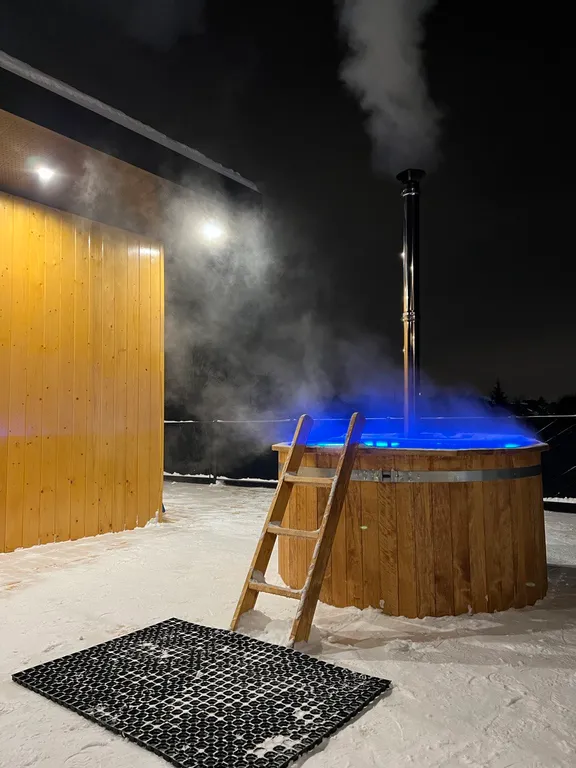 Уютный дом у реки недалеко от города с настоящим дровяным камином