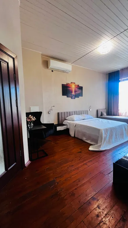 Вилла с бассейном на холме