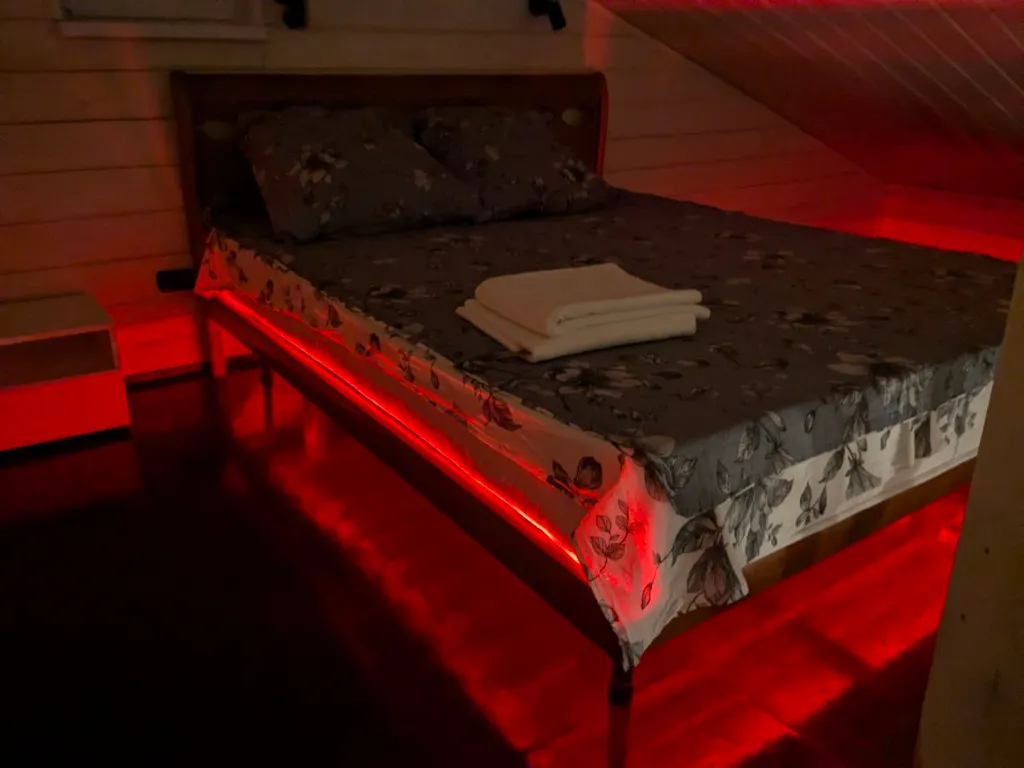 Новый дом в стиле барн Хаус на берегу реки