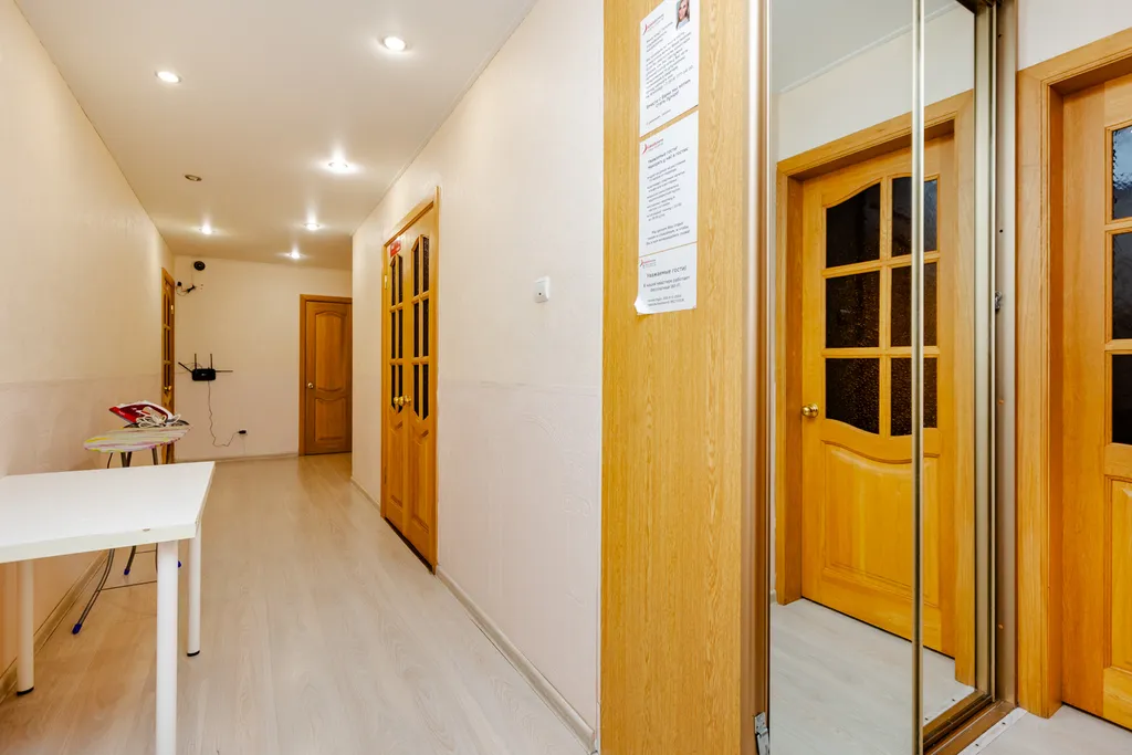 Жилая комната в 3-комнатной квартире с общим санузлом и кухней