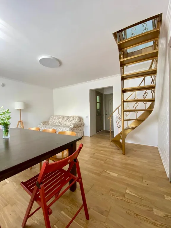 Загородный дом с садом и бассейном