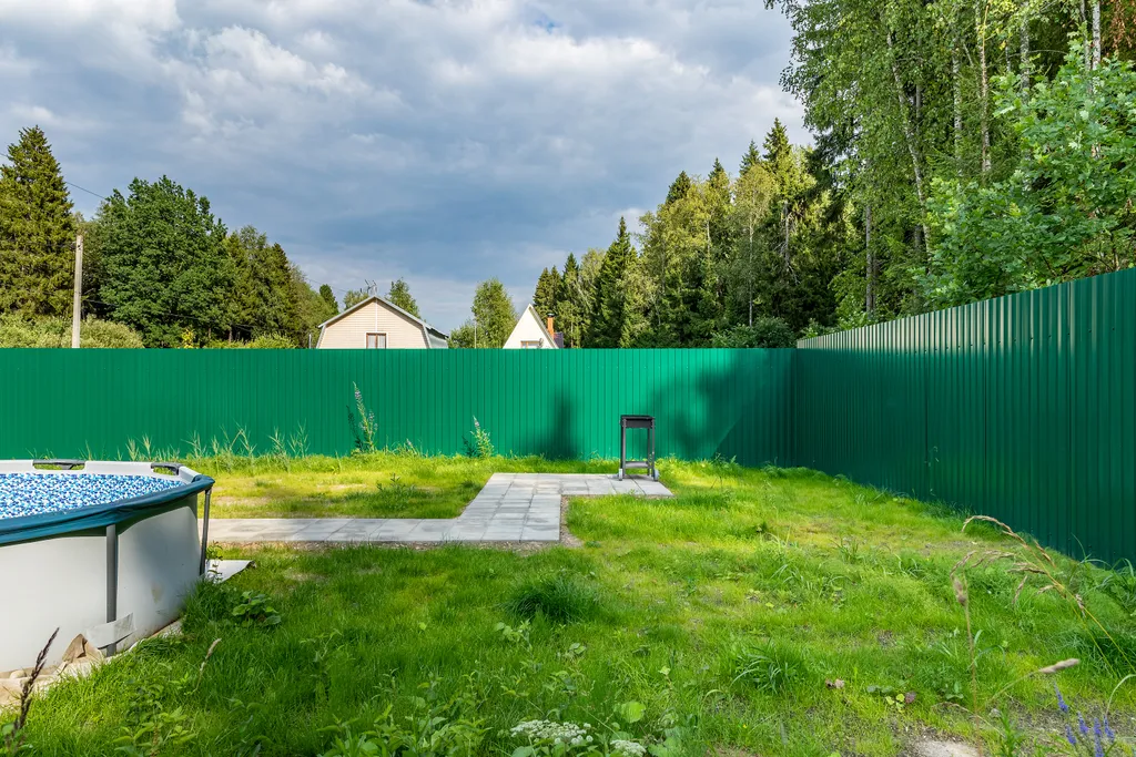 Дом шалаш в окружении леса рядом с озером