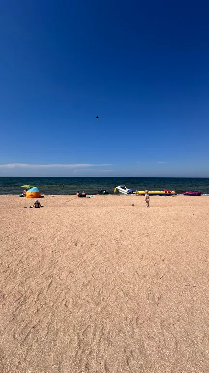 Благоустроенная комната в коттедже с двумя балконами и видом на море.