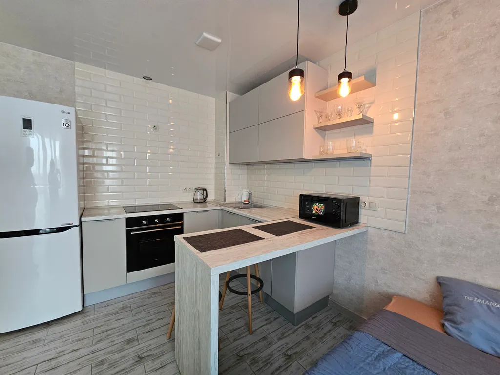 Студия с лоджией и панорамными окнами