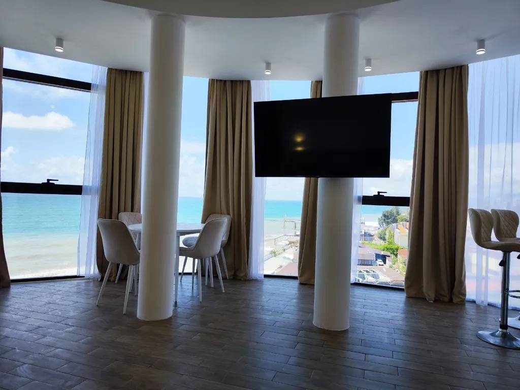 Современные апартаменты с панорамными окнами