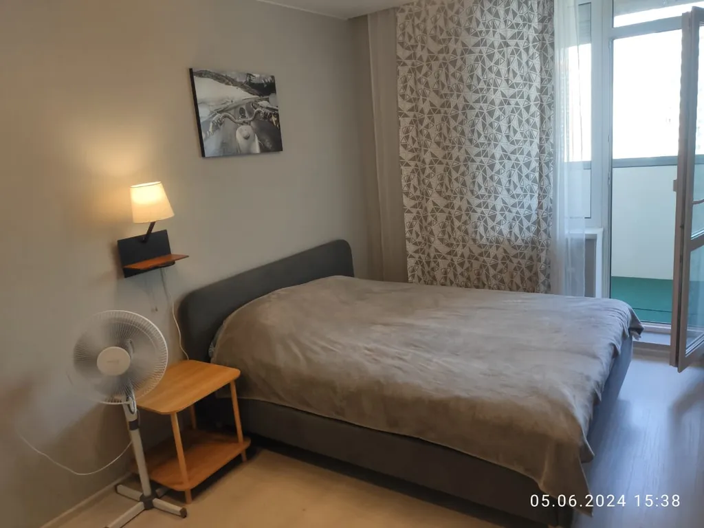 Удобная кровать в уютной квартире