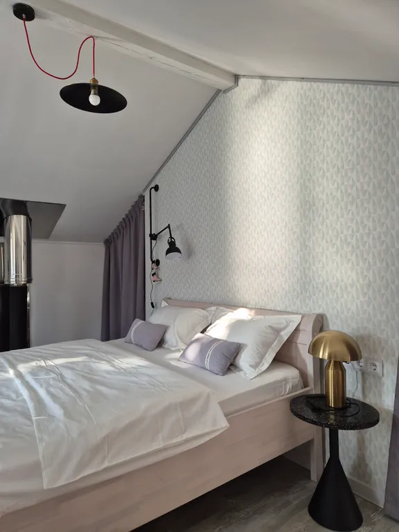 Дом сканди с камином с видом на озеро