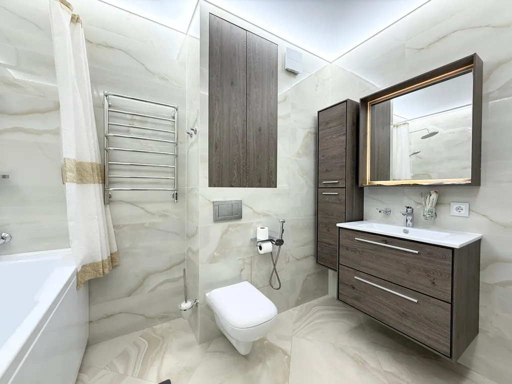 Квартира с большой кухней-гостиной, камином и панорамным видом