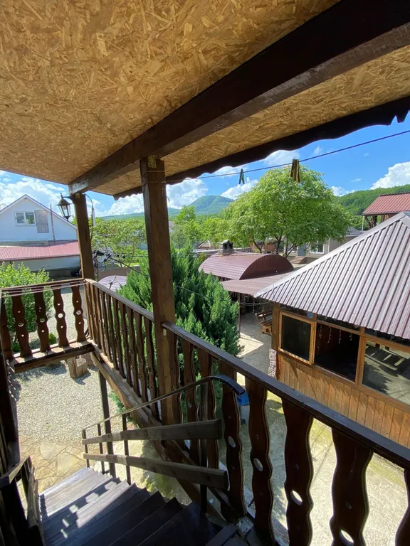 Домик у реки Дах с видом на горы