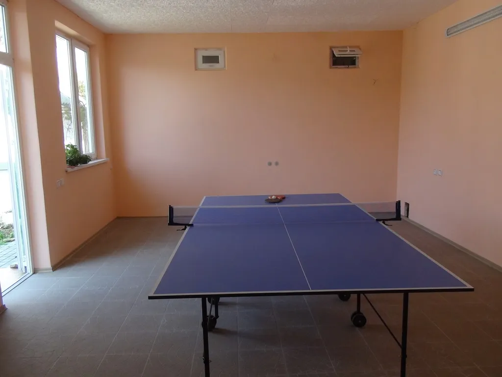 Отдельная часть дома с беседкой в саду