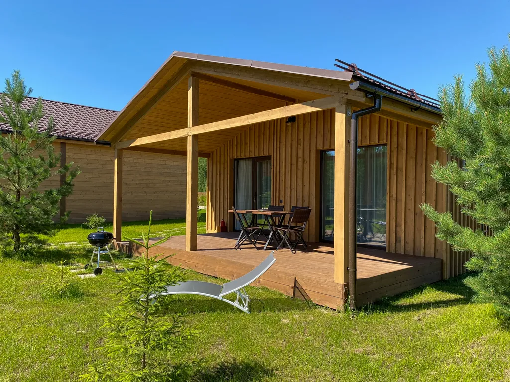 Просторный двухкомнатный коттедж в лесу у пруда