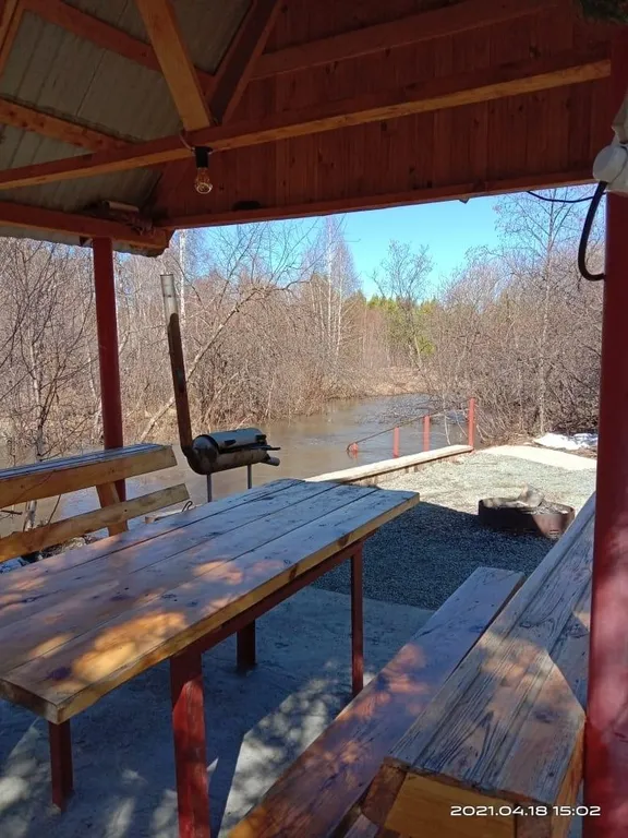 Дом в лесу у реки