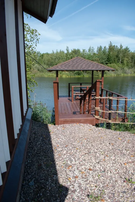 Дом отдыха на берегу озера