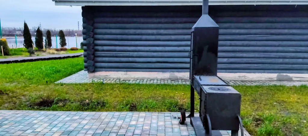 Срубовой дом на берегу волги