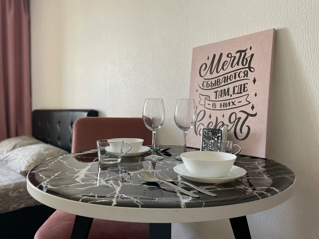 Не в отеле, а в квартире