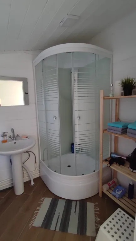 Уютный домик с панорамным остеклением недалеко от Пушкинских гор