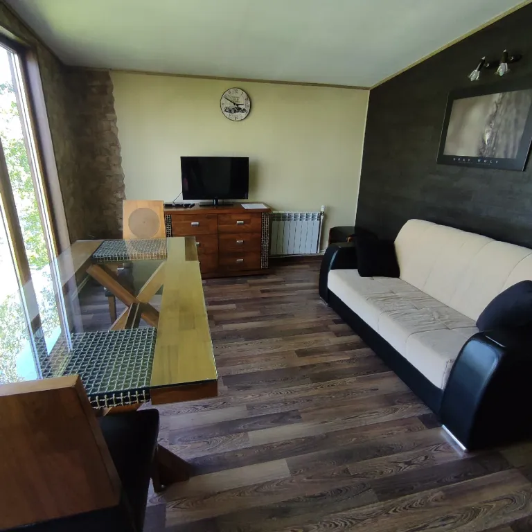 Дом на скале с панорамным видом на озеро