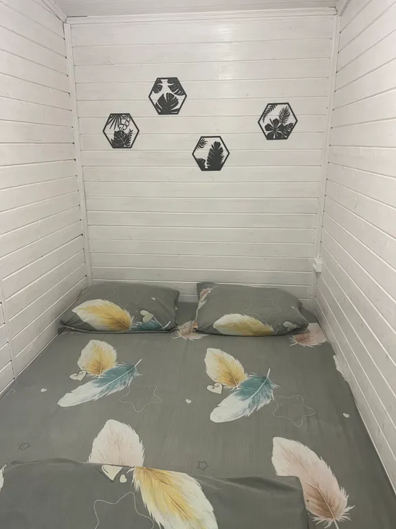 Новый домик на берегу реки с собственным прудом