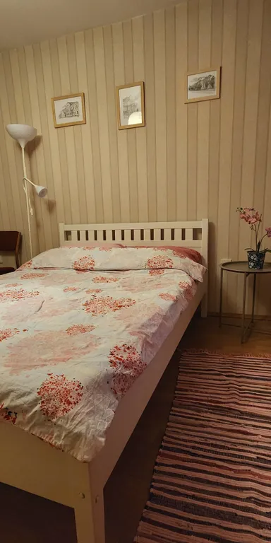 Просторная двухкомнатная квартира в районе с развитой инфраструктурой.