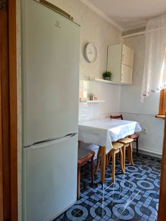 Дом с навесом возле реки