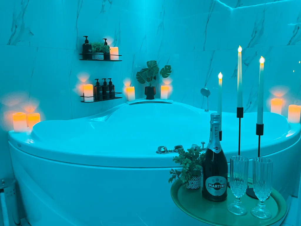 Студия с большой джакузи для двоих