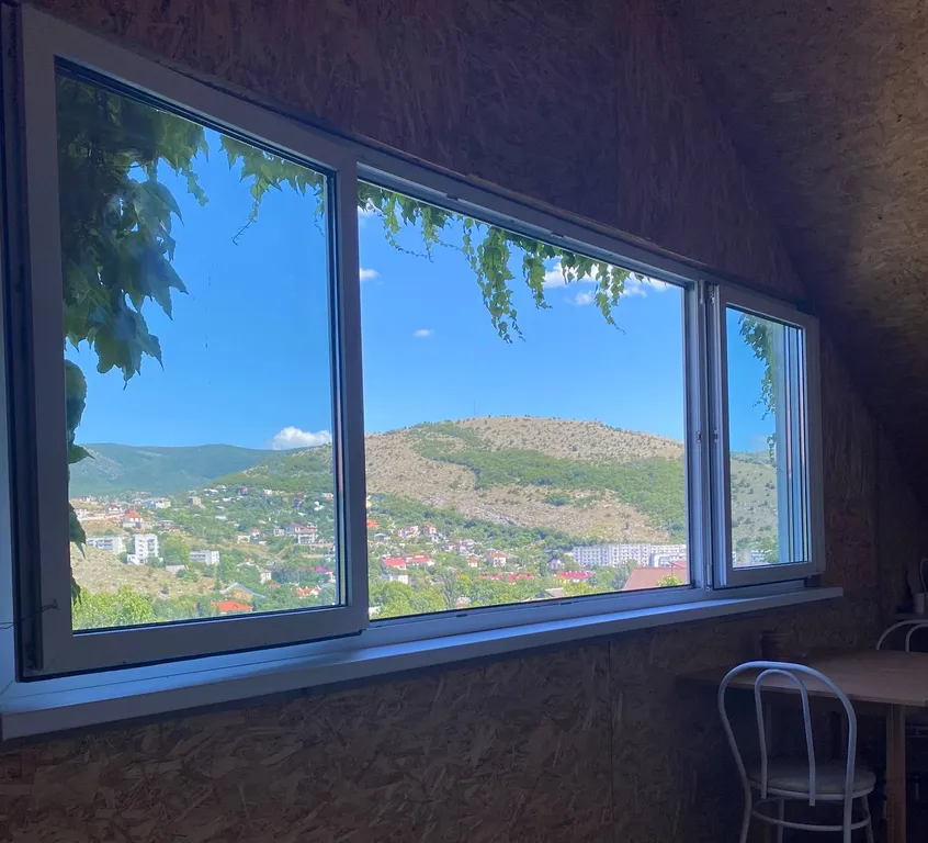 Уютный номер с видом на горы