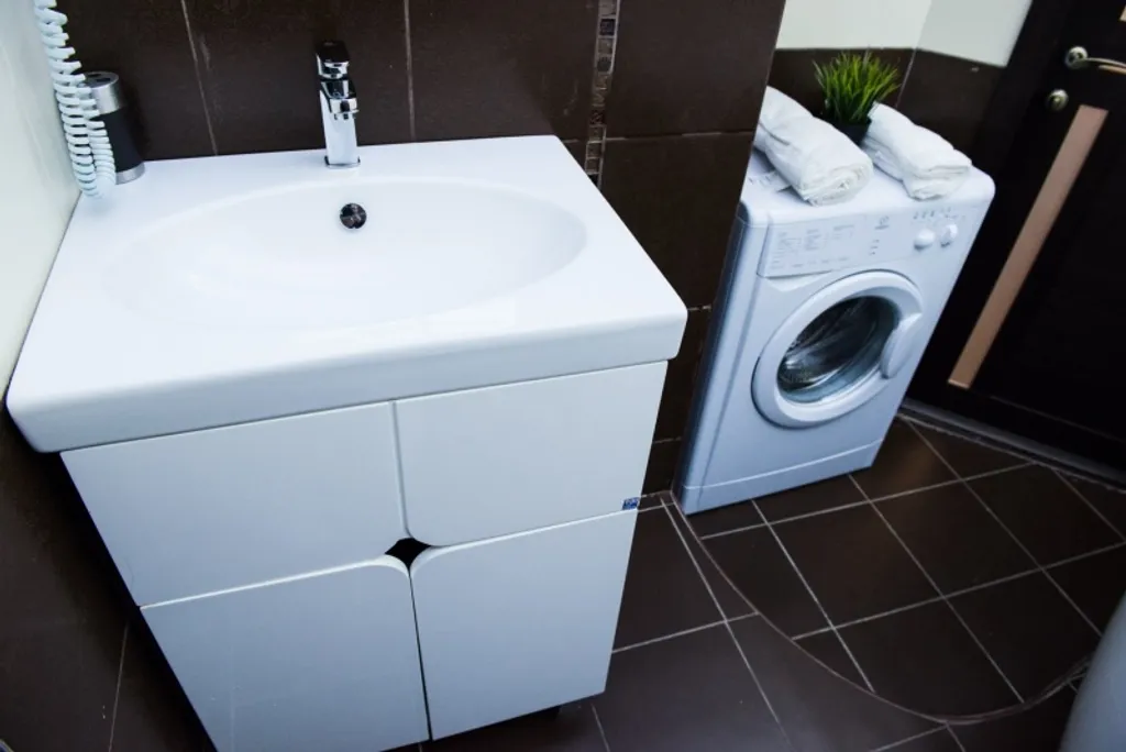 Студия с мраморной барной стойкой и джакузи