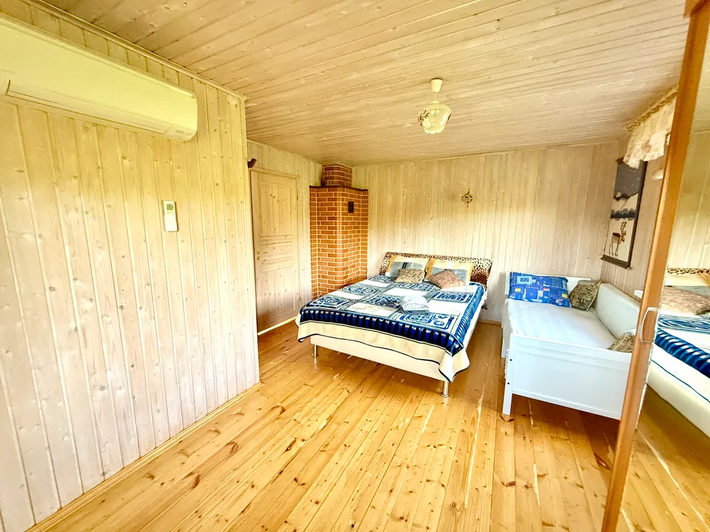 Домик в лесу с озером