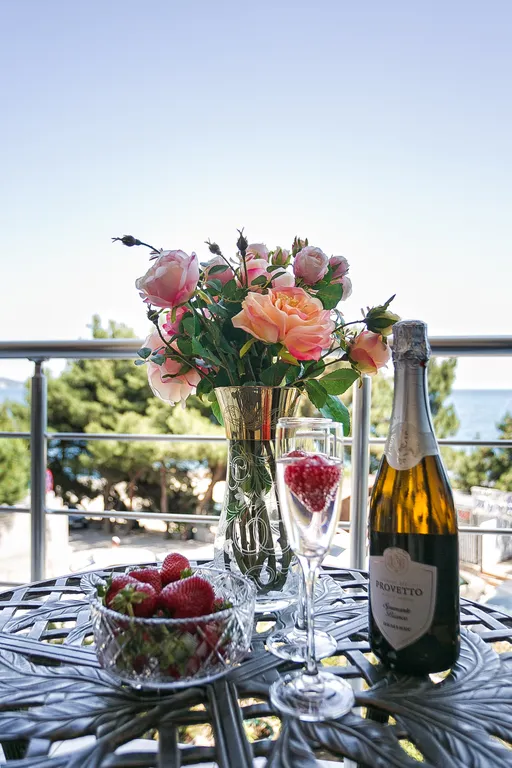 Просторная видовая двухкомнатная квартира на берегу моря в Ливадии