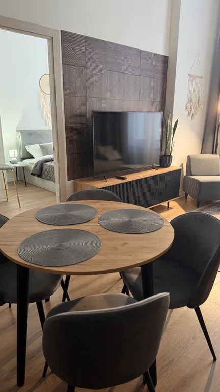 Евродвушка с высокими потолками и большими окнами, 2 кровати