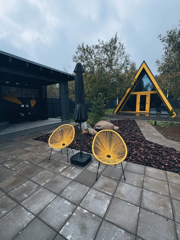 Стильный треугольный дом в 25 км от Минска с горячей купелью в лесу