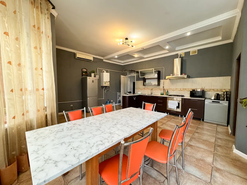 Дом с бассейном у парка Галицкого