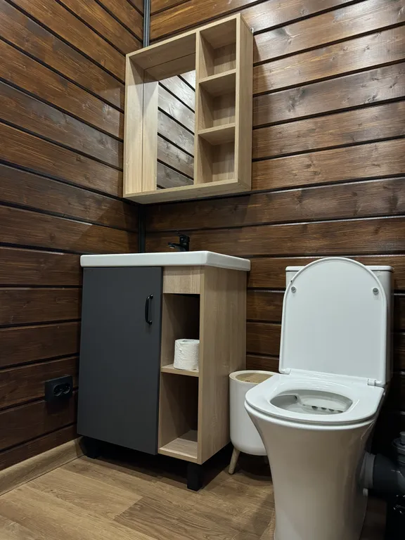 Дом с сауной, включена в стоимость, и горячей купелью на террасе