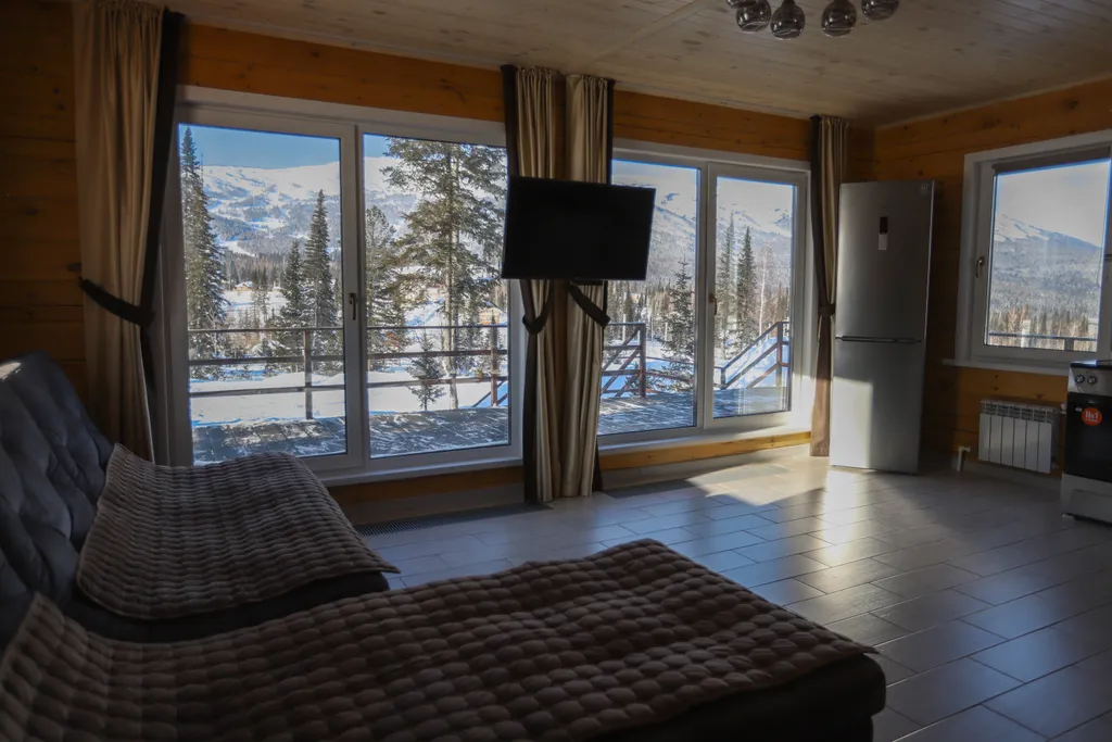 Дом из кедра, с видом на горы