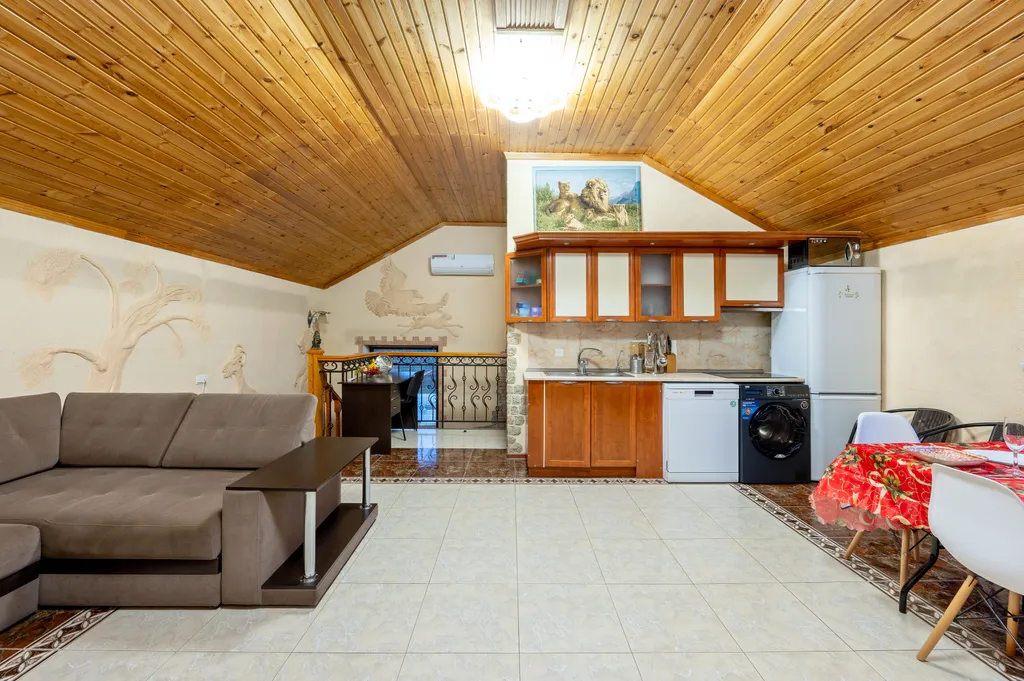 Уютный гостевой домик с жаркой баней и большой беседкой с мангалом