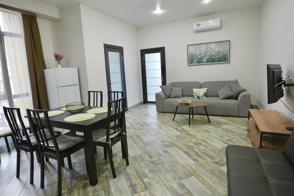 Большая квартира напротив подъемника