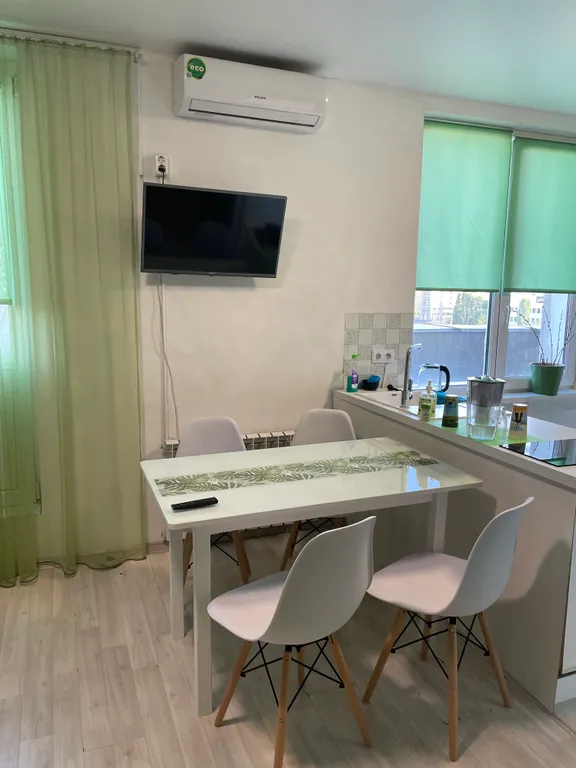 Шикарная студия с выходом на собственную крышу с садовой мебелью