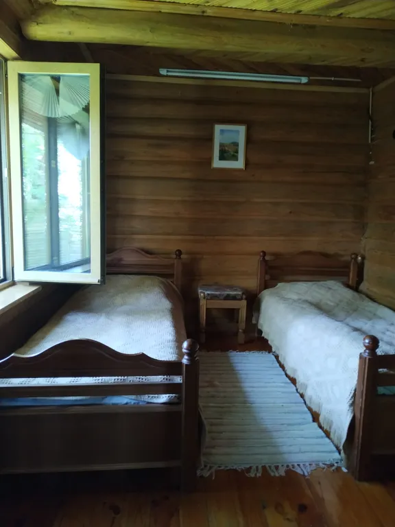 Дом в лесу на озере Селява