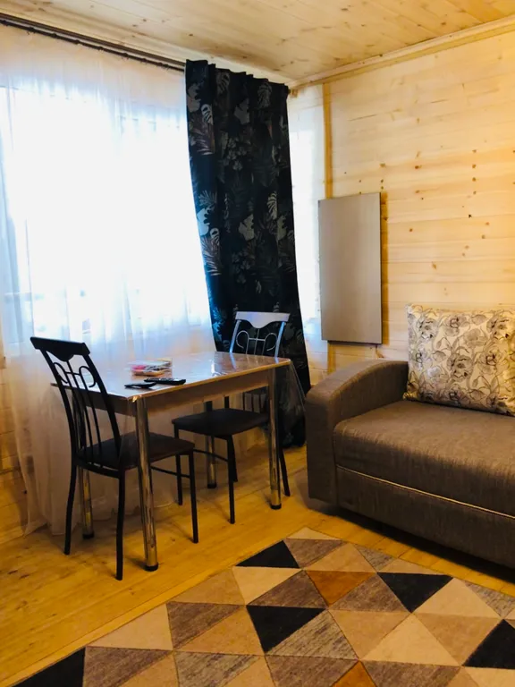 Домики-шале с видом на сосновый лес