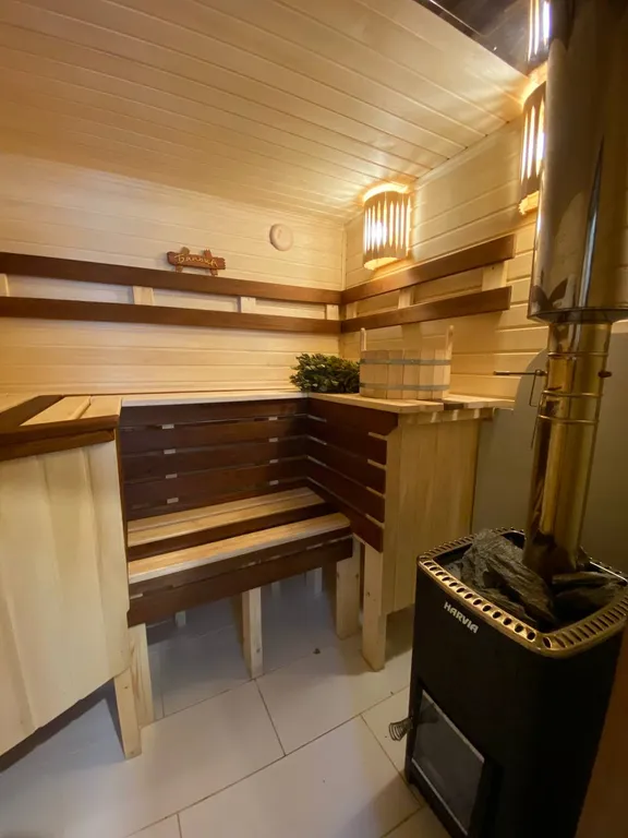 Комфортабельный коттедж с сауной на берегу водоема