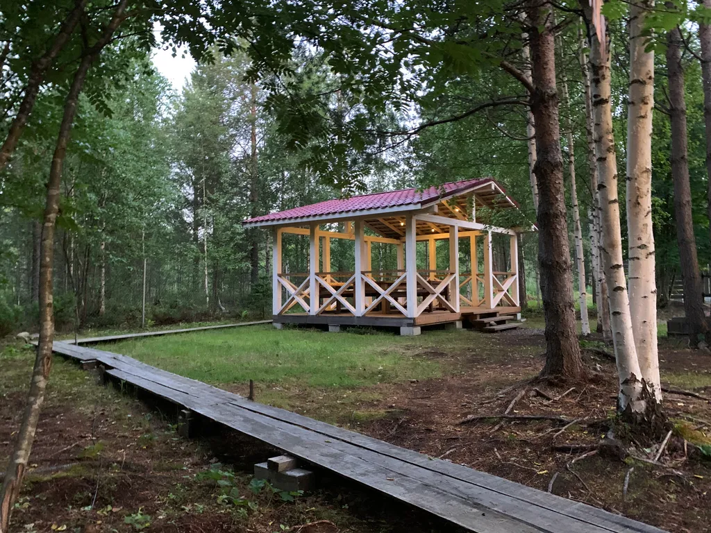 Домик с банькой у леса