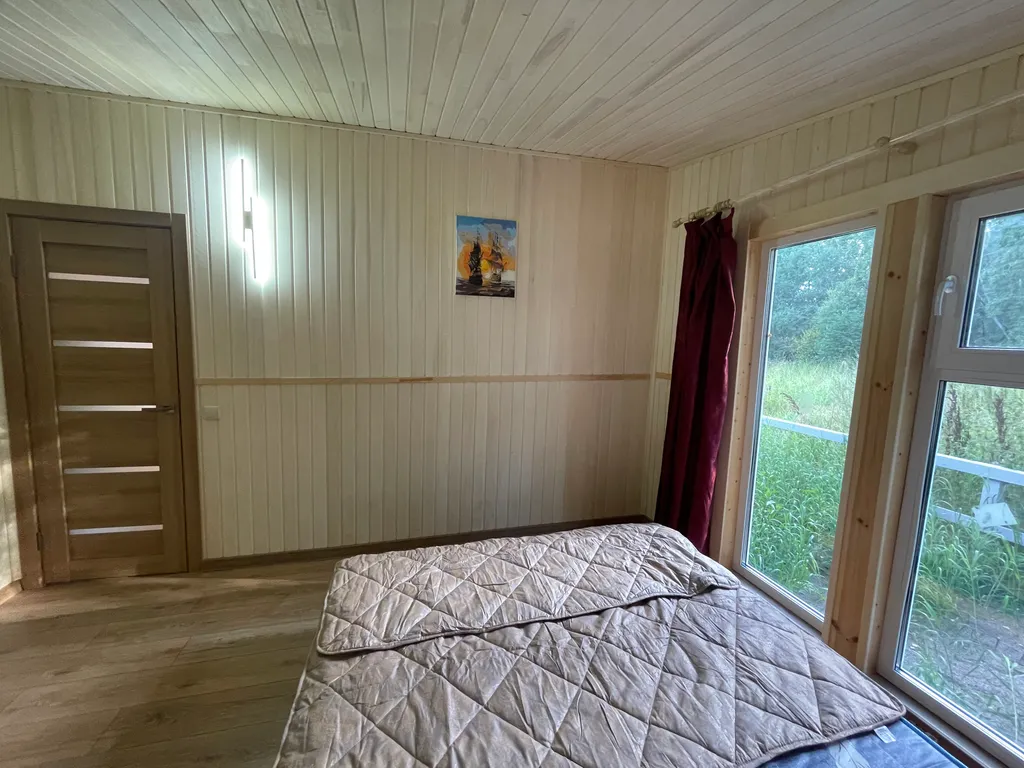 Уютный домик в тихом месте рядом с водой