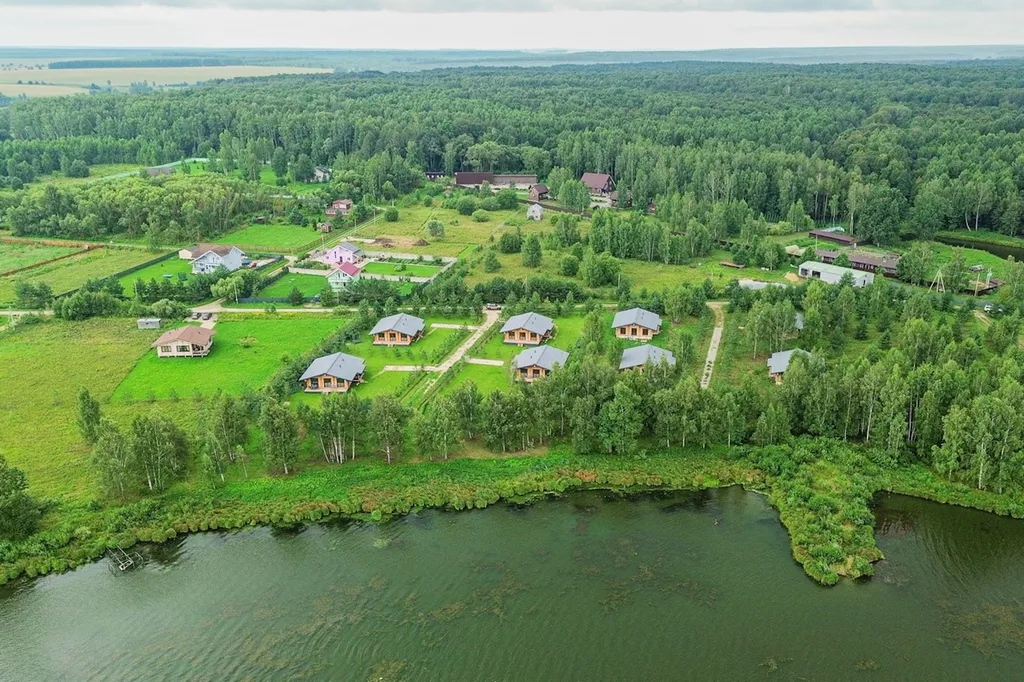 Дом на берегу большого озера