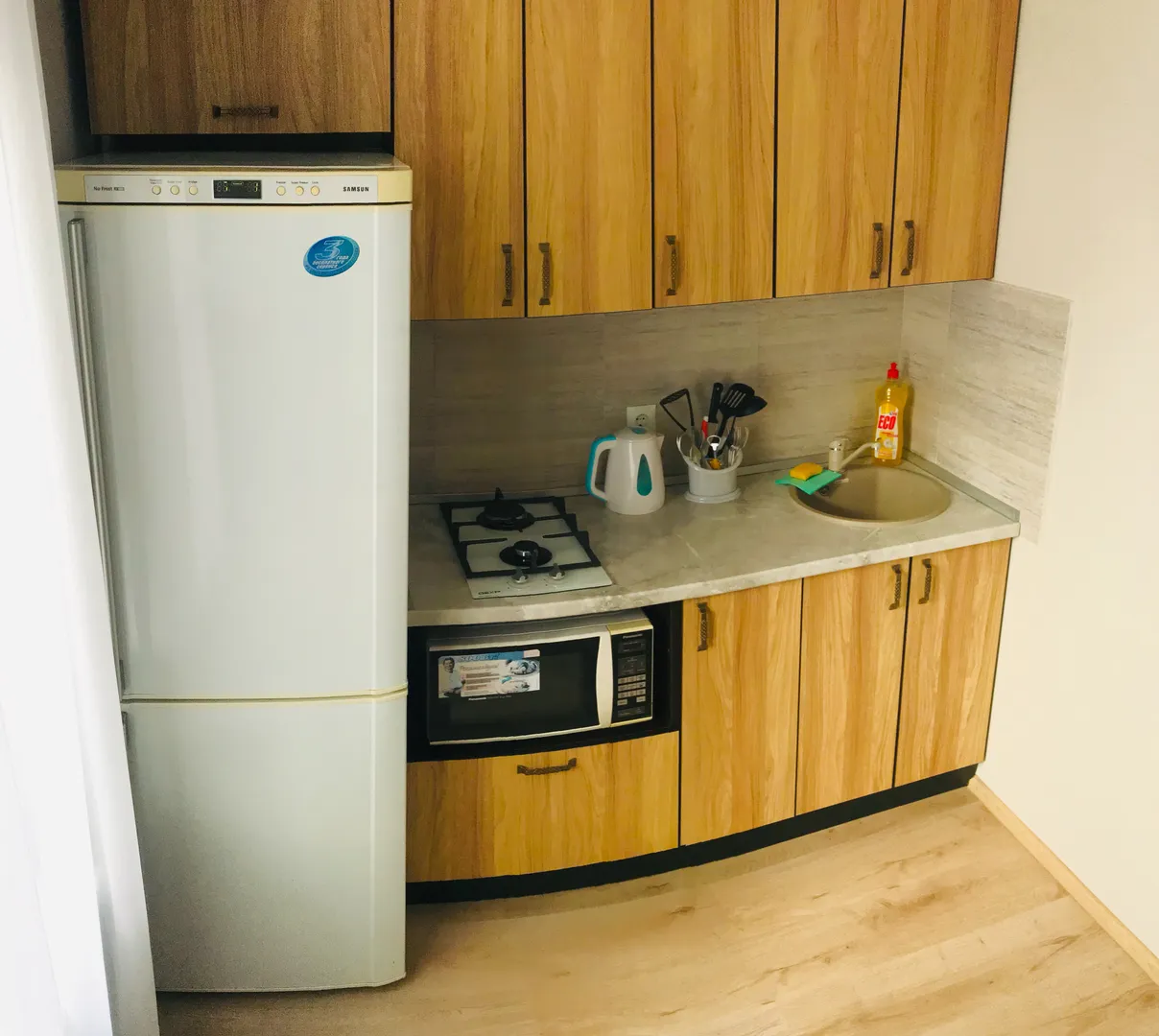 Это и двухкамерный холодильник с морозильной камерой, и двухкомфорочная газовая варочная панель, и СВЧ-печь, и электрический чайник. 